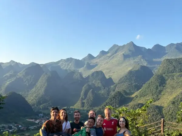 Voyageurs d'Infinity Ha Giang Loop réunis pendant le circuit