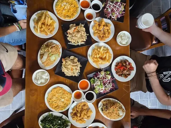 Repas local partagé en homestay sur la Ha Giang Loop