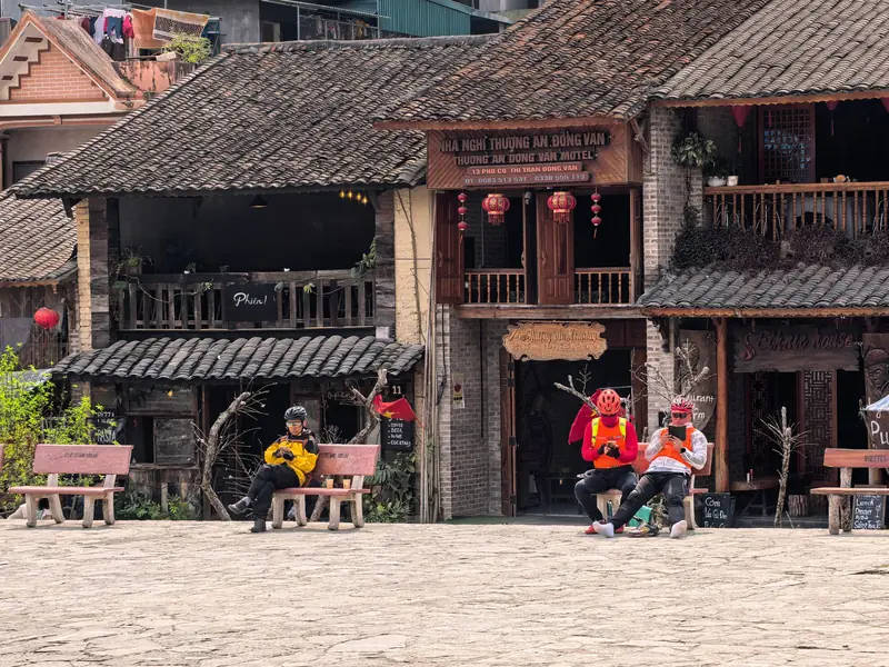 Maisons anciennes en bois et en pierre du vieux quartier de Dong Van